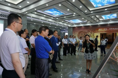 2017年8月25-27日，2017铝产业高峰论坛在贵州清镇召开。主办方组织企业代表参观职教城。