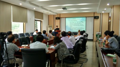 2015年5月5日，中南大学的学者向到访嘉宾讲解最前沿的铝材生产技术