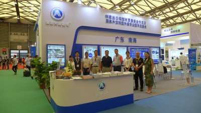 上海国际铝工业展上，协会会员企业家、专家代表与秘书处工作人员合影。