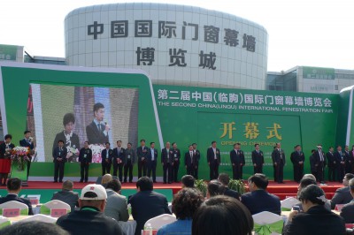 2015年4月18日，佛山市南海区铝型材行业协会专家组受邀参加“第二届中国（临朐）国际门窗幕墙博览会”开幕式