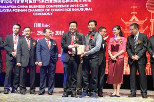 2018年7月27日在马来西亚"牵手乡贤 共创辉煌"商业论坛与企业对接会上，马来西亚佛山总商会与南海铝协互赠纪念品。